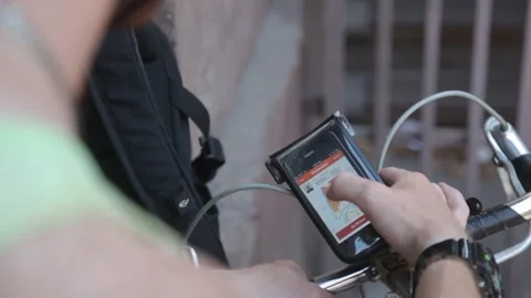 Cyclist Checking Route Map on Smartphone Navigation App 库存影片 341322987