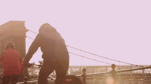 Cyclist commuters on way to work in city of London UK, commuting on bicycle  Vidéo 85731379