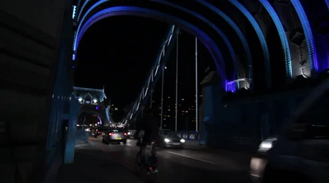 Cyclist goes through tower bridge, london 库存影片 36420769