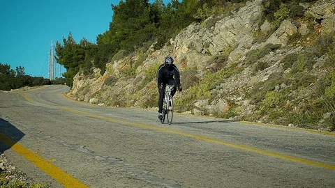 Cyclist Going Down on a Mountain Road in Slow Motion Vidéo 74954738