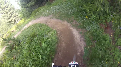 Cyclist going downhill Video stock 32906994