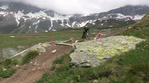 Cyclist going downhill Stock Footage 33061583