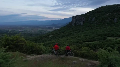 Cyclist going uphill on a beautiful paved mountain road in Greece 스톡 동영상 111631503