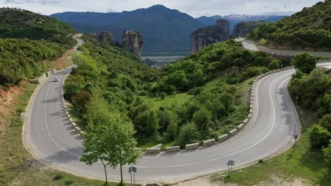 Cyclist going uphill on a beautiful paved mountain road in Greece 스톡 동영상 111632241