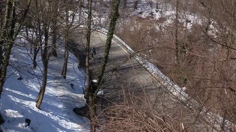 Cyclist going uphill Video stock 32316729