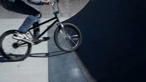 Cyclist jumping in the park 스톡 동영상 102538687