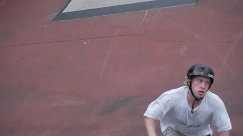 Cyclist jumps on the ramp and throws the rear wheel into a skid Video stock 103219657