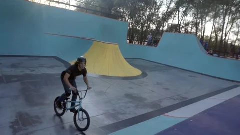 Cyclist jumps in skate park Video stock 103243853