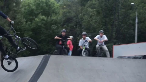 Cyclist jumps on springboards and performs tricks 스톡 동영상 103217278