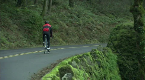 Cyclist on a mountain road Stockbeeldmateriaal 632701