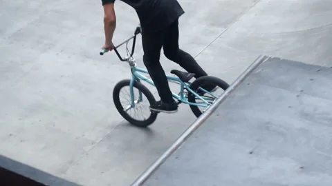 Cyclist overcomes an obstacle course in a skate park Video stock 103215005
