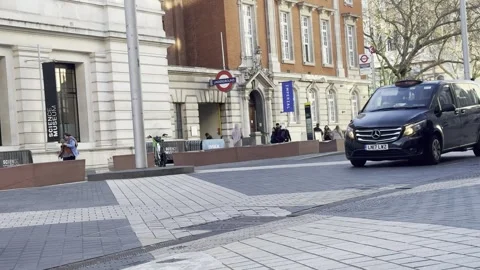 Cyclist Passing Low Angle South Kensington Street London 4K Vidéo 332603669