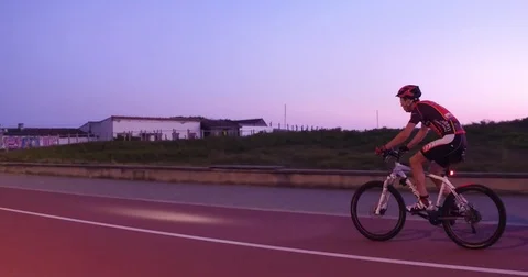 Cyclist on pedaling, view of the car driver - Ciclista a pedalar Stock Footage 77723826