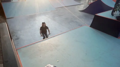 Cyclist perform a trick on a springboard in a skate park Stock-Footage 103245328