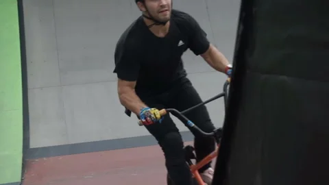 Cyclist performs cool stunts at skate park Stock-Footage 103220069