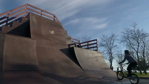 Cyclist performs the trick and falls 库存影片 102513523