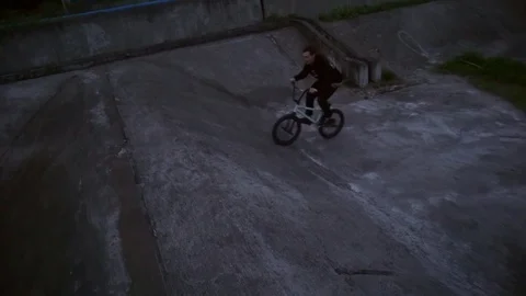 Cyclist performs a trick in the evening Video stock 103043757