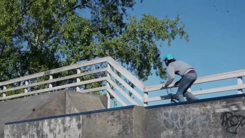 Cyclist performs tricks Video stock 102538890