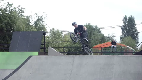 Cyclist performs tricks with rotate in the skate park Stock-Footage 103650648