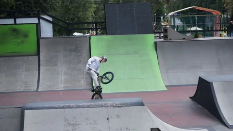 Cyclist performs tricks in skate park at competitions Video stock 103215690