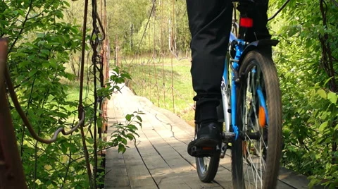 A cyclist rides over the bridge 库存影片 57336579