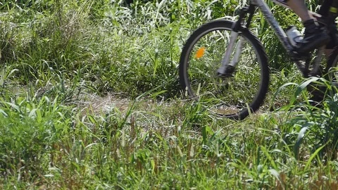 Cyclist rides on a puddle 動画素材 116479181
