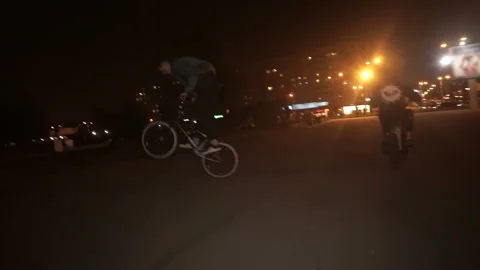 Cyclist rides on the sidewalk and performs a double jump with a turn in the air Video stock 103045070