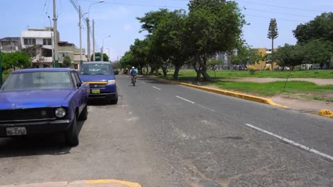 A cyclist riding with a mask Vidéo 148342599