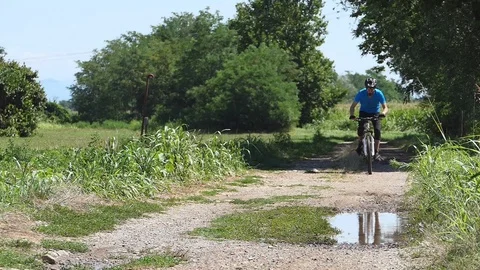 Cyclist riding on a puddle Video stock 116480369