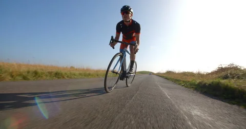 Cyclist on Road up on peddles. Vídeo Stock 67647886