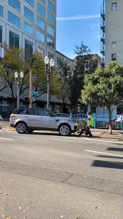 Cyclist Stops a Range Rover Trying Drive Through a Protest, Portland, Oregon, US 動画素材 338417328