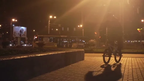 Cyclist tries to perform a trick by jumping on a fence and fails Video stock 103045246