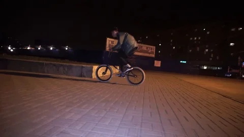 Cyclist tries to perform a trick with slide and fails Video stock 103045144