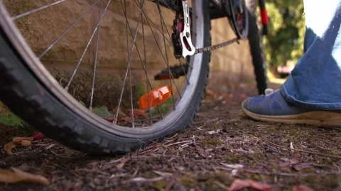 Cyclist wheeling bicycle with flat tyre Vídeo Stock 346604749