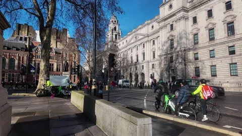 Cyclists are waiting at traffic lights near Parliament Square and Westminster Vídeos de archivo 328353250