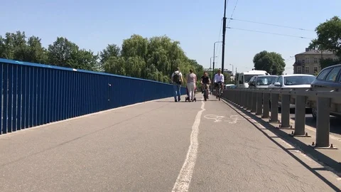 Cyclists on the bridge slowly Stockbeeldmateriaal 90783709