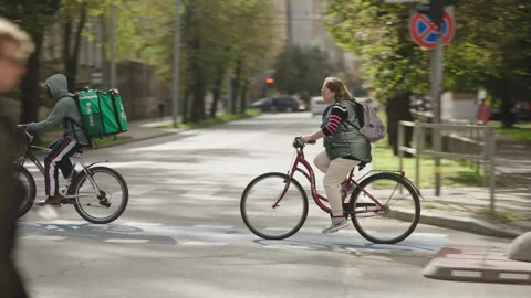 Cyclists crossing a street 스톡 동영상 290375782