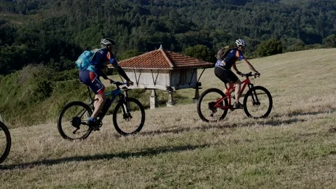 Cyclists doing a country route Vídeo Stock 137124666
