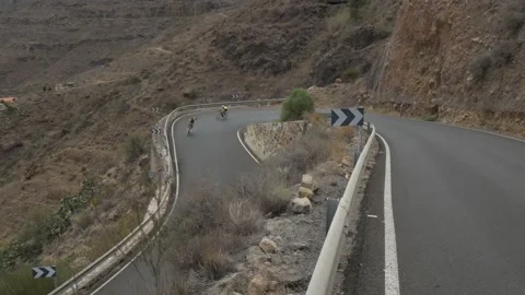 Cyclists going Down Hill on Curvy Mountain Road in Spain Vídeo Stock 135895125