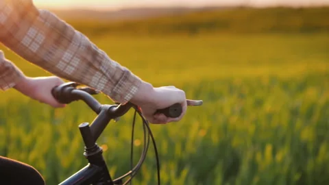 The cyclist's hands on the handlebars of the bike, rides in a picturesque place Видео 130211497