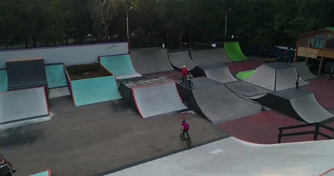 Cyclists learn to do tricks in the skate park Stock-Footage 102258895