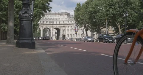 Cyclists on The Mall Video stock 92442177