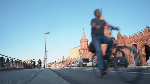 Cyclists on Oberbaum Brucke Video stock 139707461