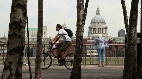 Cyclists pass St Pauls Cathedral on Southbank of Thames 스톡 동영상 56132825