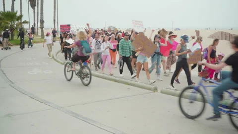 Cyclists Passing By Cheer On Pro-Choice Protesters 스톡 동영상 199544206