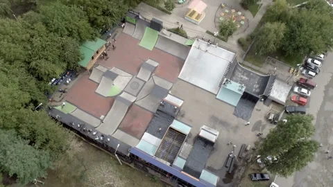 Cyclists prepare to compete in skate park Video stock 103030587