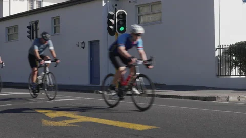 Cyclists ride fast through frame during a race, 4K 50p. 스톡 동영상 162664765