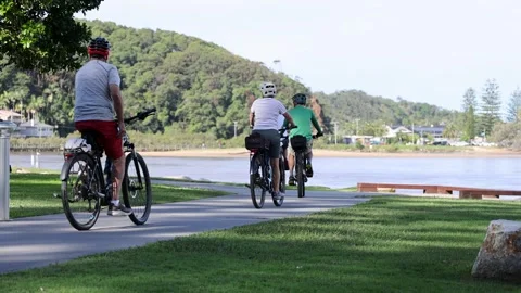 Cyclists Riding Along Riverside Path in Nambucca Heads Vídeo Stock 315833906