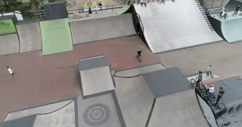 Cyclists train in park for stunt Video stock 103026713