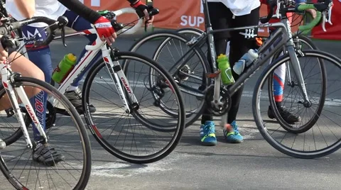 Cyclists waiting for the start of the race Video stock 63118121